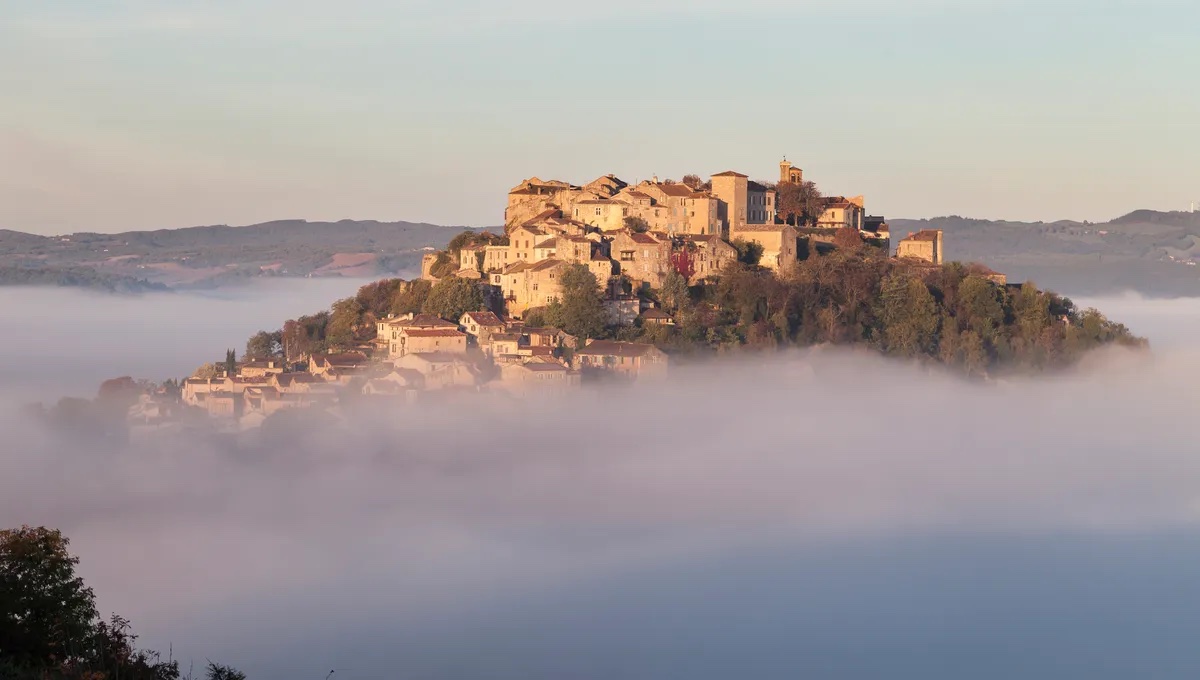 Cordes-sur-Ciel, cité médiévale accrochée à sa colline dans le Tarn